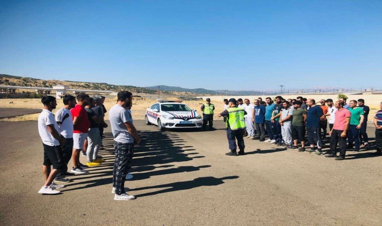 Bingölde jandarma trafik kuralları hakkında vatandaşları bilgilendirdi