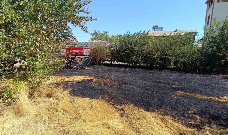 Bingölde örtü yangını eve sıçramadan söndürüldü