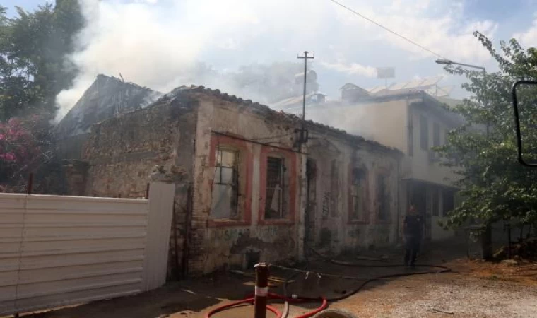 Bir tarihi ev daha yandı, muhtar tepki gösterdi: Artık oturup ağlayacağız