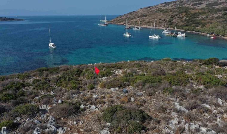 Bodrumda ada ve koylar Türk bayrağı ile donatıldı