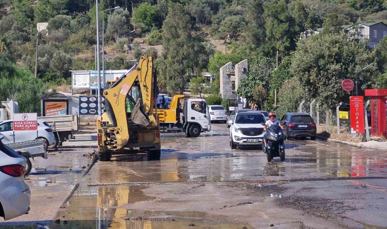 Bodrumda isale hattı yine patladı, asfalt yarıldı, tonlarca su boşa aktı