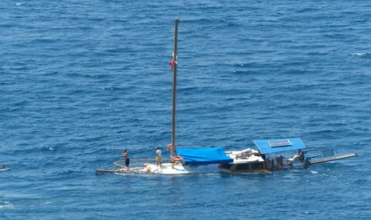 Bodrum’da kayalıklara oturan gulet battı, 3 kişi kurtarıldı