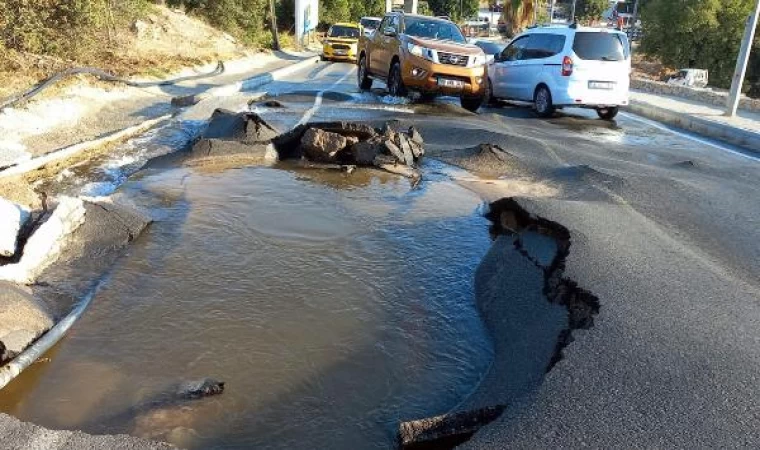 Bodrum’da su isale hattı patladı, cadde suyla doldu