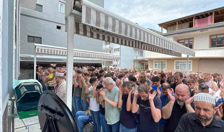 Boğulma tehlikesi geçiren kadına yardım için girdiği denizde hayatını kaybetti