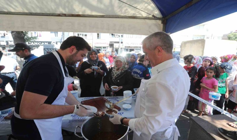 Bozatlı ve Tahmazoğlundan vatandaşlara aşure ikramı