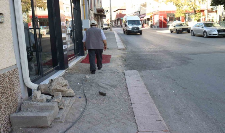 Bozuk kaldırımlar onarım bekliyor