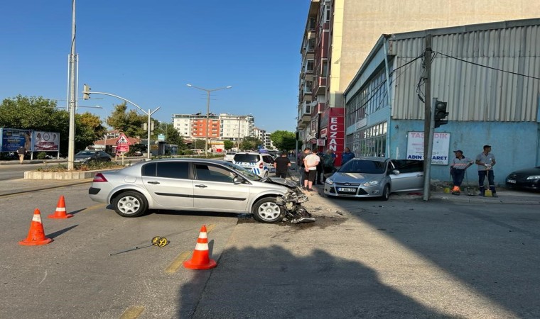 Bozüyükte iki otomobil çarpıştı: 2 yaralı