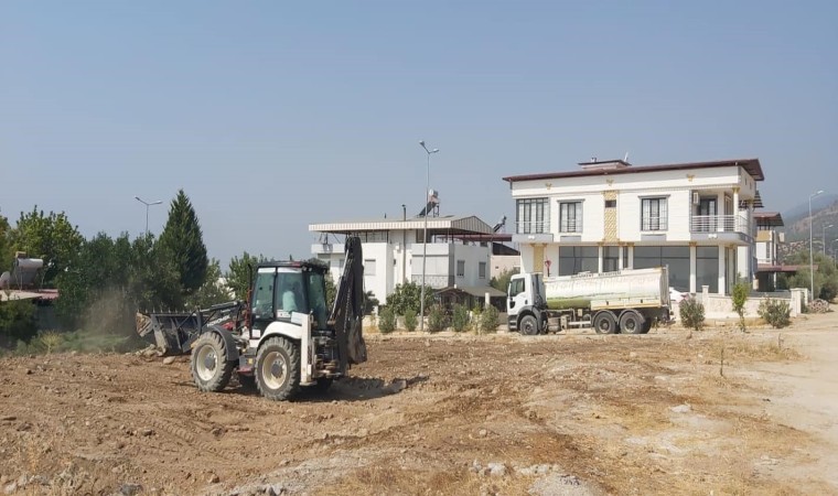 Buharkent ekipleri, çocuk parkı için kolları sıvadı