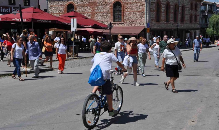 Bunaltıcı sıcağa rağmen gezmeye devam eden turistler dikkat çekti