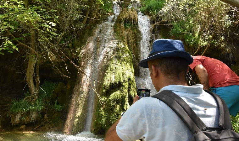 Bunaltıcı sıcaklardan kaçanlar Hacıkodal Kocabor Şelalesinde serinledi