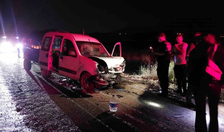 Burdurda hatalı sollama kaza getirdi: 2 ölü, 6 yaralı