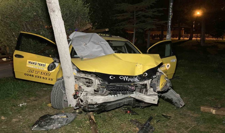 Burdurda polisin dur ihtarına uymayan ehliyetsiz ve alkollü taksi sürücüsü çay bahçesine daldı