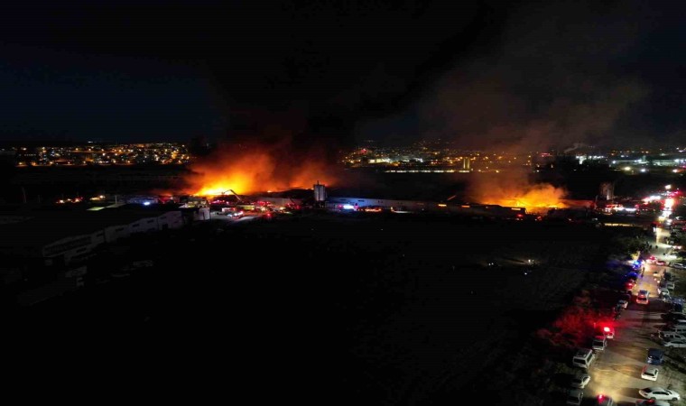 Bursada 10 fabrikaya sıçrayan yangın gece havadan görüntülendi