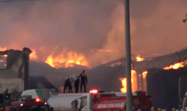 Bursada fabrika yangını 4,5 saattir devam ediyor, alevler 10 fabrikada etkili oldu