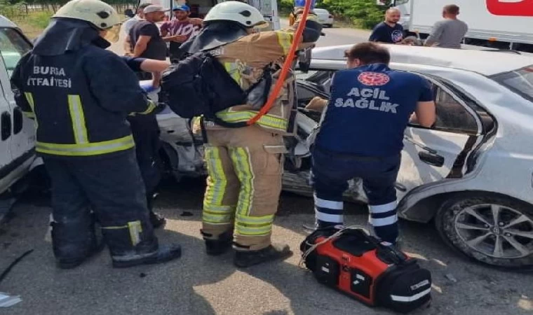 Bursa’da hafif ticari araç ile çarpışan otomobildeki karı- koca öldü, 1 yaralı