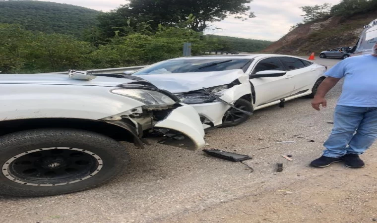 Bursa’da kamyonet ile otomobil kafa kafaya çarpıştı: 6 yaralı