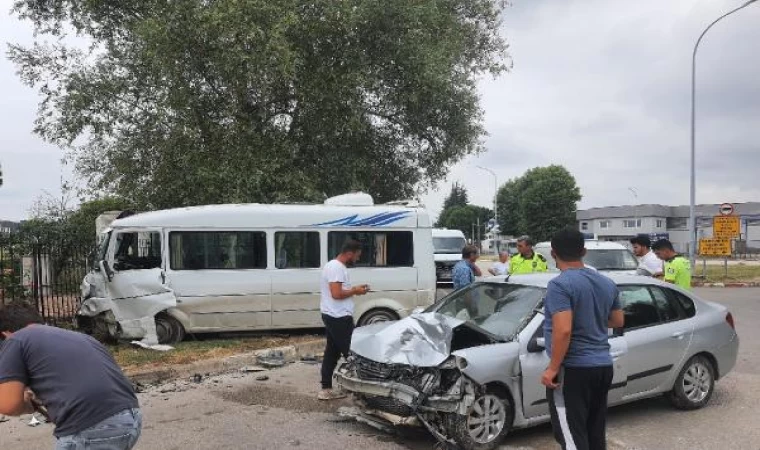 Bursa’da otomobil ile servis minibüsü çarpıştı: 4 yaralı