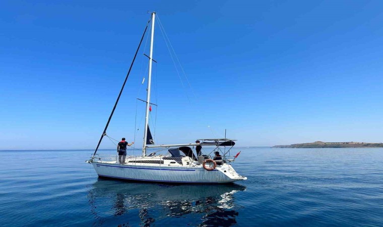 Çanakkale açıklarında 27 kaçak göçmen ile 2 göçmen kaçakçısı yakalandı