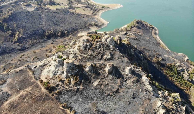 Çanakkalede 2 bin 500 yıllık tarihi kale de alevlerden etkilendi