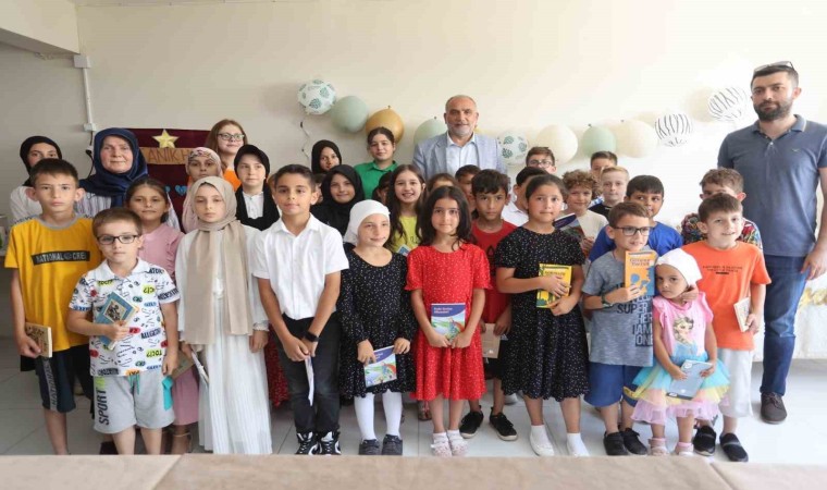 Canikte Kuran okumayı öğrenen öğrencilere hediye