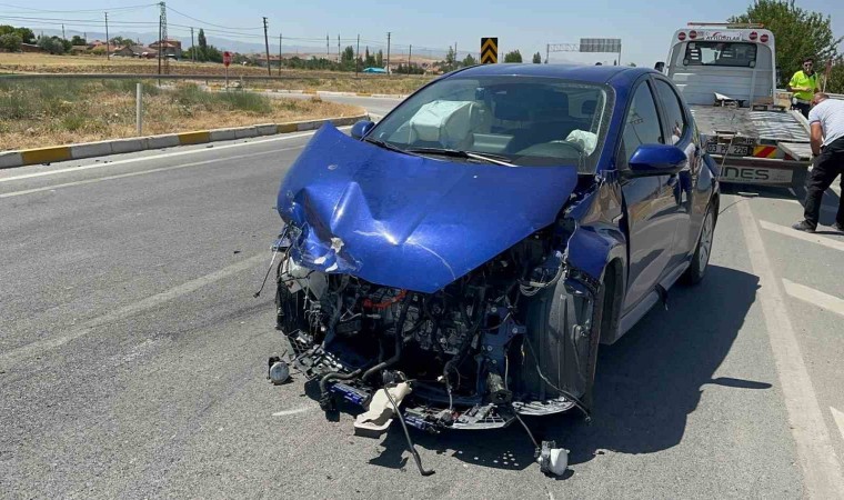 Çarpışan otomobillerden birisinin tekerleği koptu, 2 çocuk yaralandı