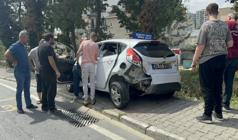 Çekmeköy’de otomobil park halindeki sürücü kursu aracına çarptı: 1 yaralı 