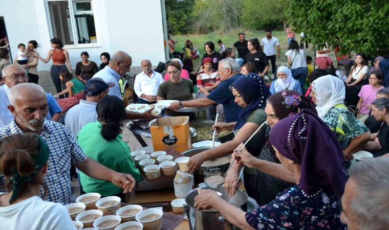 Çemişgezekte, vatandaşlara aşure dağıtıldı