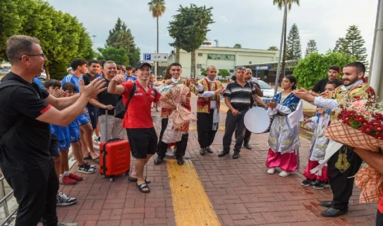 Cimnastik Milli Takımına Adana’da çiftetelli ile karşılama