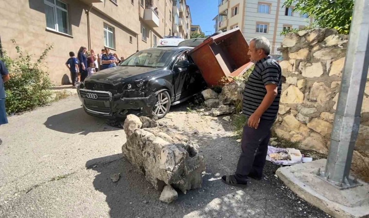 Cip önce otomobil ile römorka çarptı, sonra istinat duvarını yıktı: 1 yaralı