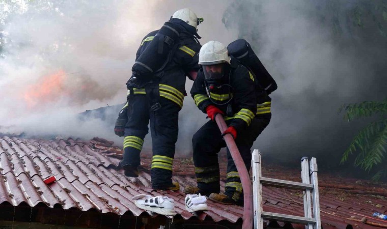 Çocuğun çakmakla oyunu evi kül etti, aile gözyaşları içinde kaldı