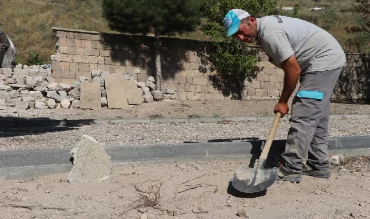 Çöpte cesedi bulunan bebek, kimsesizler mezarlığında toprağa verildi