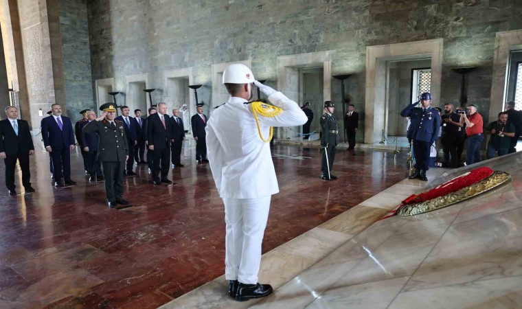 Cumhurbaşkanı Erdoğan başkanlığındaki YAŞ üyeleri Anıtkabiri ziyaret etti