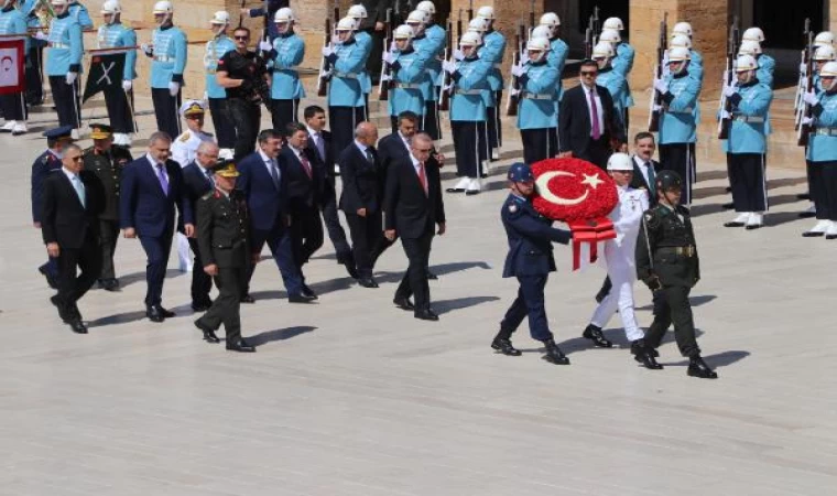 Cumhurbaşkanı Erdoğan, YAŞ üyeleriyle Anıtkabir’i ziyaret etti