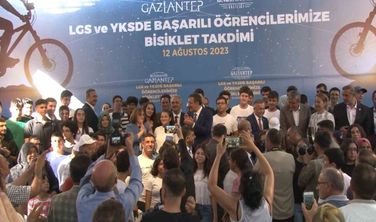 Cumhurbaşkanı Yardımcısı Yılmazın katılımıyla 534 başarılı öğrenciye bisiklet dağıtıldı