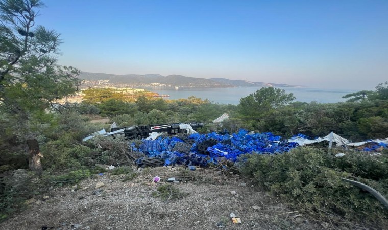 Damacana yüklü tır devrildi: 1 yaralı