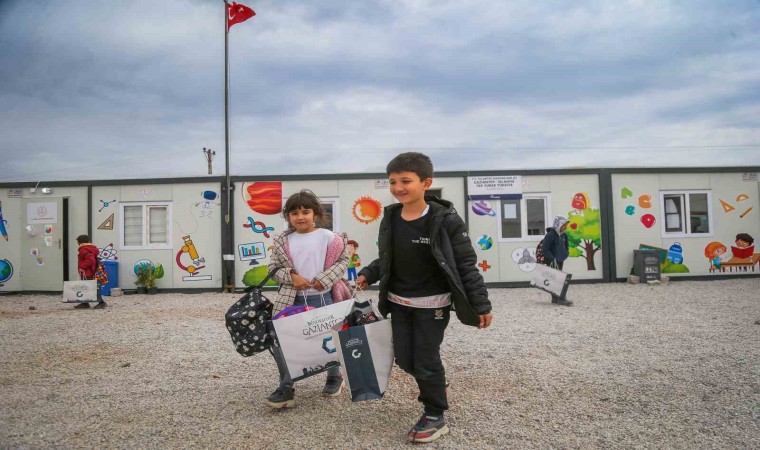 Depremde etkilenen öğrencilerin okul ihtiyaçları Büyükşehirden