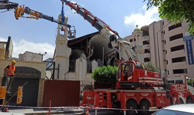 Depremde hasar alan Rum Ortodoks Kilisesi’nin risk oluşturan çan kuleleri kaldırıldı