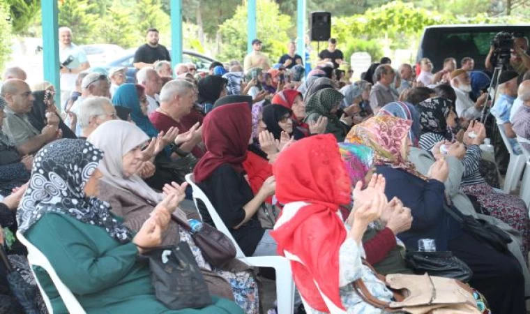 Depremde hayatını kaybeden yakınlarının mezarlarını ziyaret edip, dua ettiler (2)