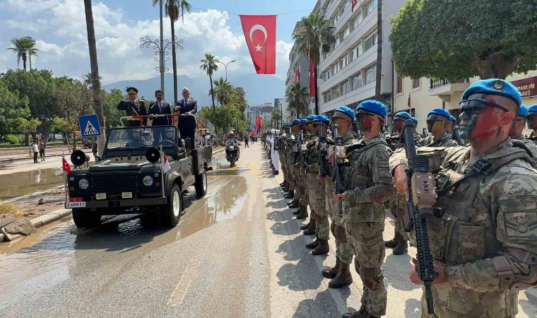 Depremden sonra sık sık deniz suyunun bastığı İskenderunda bayram ilginç görüntülere sahne oldu