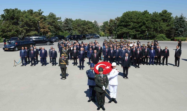 Devlet erkanı 30 Ağustos nedeniyle Anıtkabiri ziyaret etti