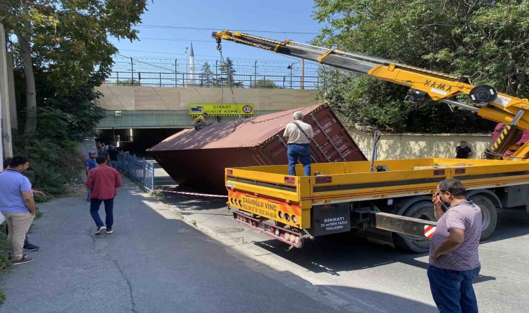 ‘Dikkat Düşük Köprü tabelasını görmeyen tır sürücüsü alt geçide çarptı