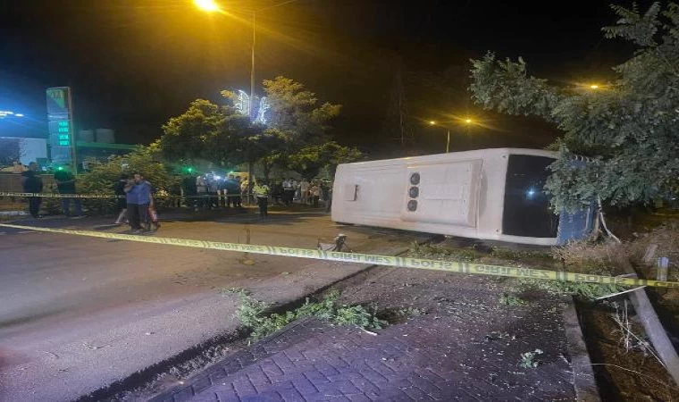 Direğe çarpan halk otobüsünün şoförü yaralandı