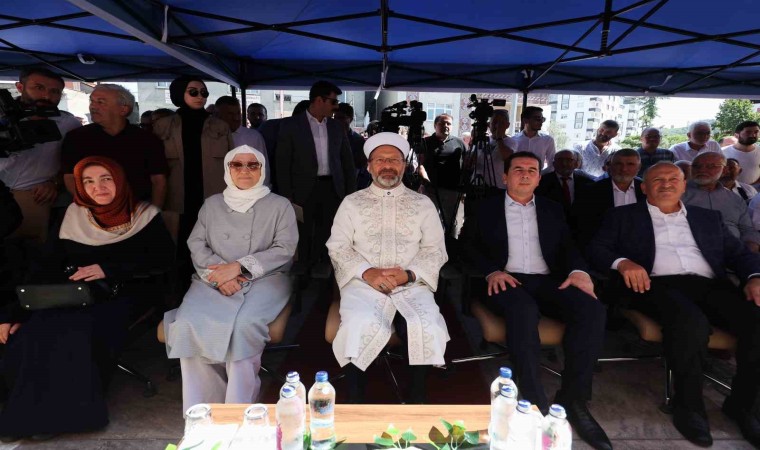 Diyanet İşleri Başkanı Erbaş: “Kuran kurslarımız çocuklarımızı Rabbimizin rızasına uygun olarak yetiştirmenin mekanlarıdır”