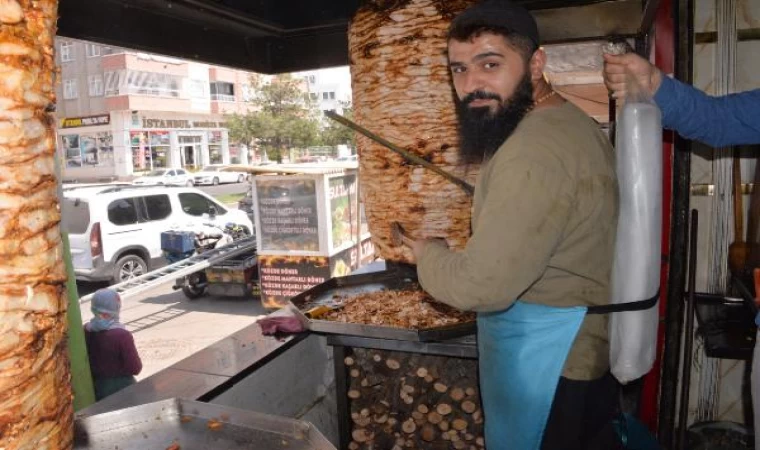 Diyarbakır’da dönercilerin sıcakla zorlu mücadelesi: Sırtında buz kütlesi ile çalışıyor