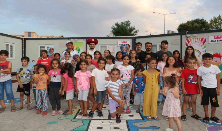 Diyarbakırda konteyner kentte kalan çocuklar, Türk tarihindeki önemli şahsiyetleri öğrenerek vakit geçiriyor