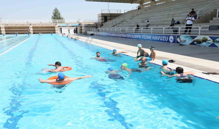 Diyarbakırda otizmli bireyler için yüzme dersi başladı