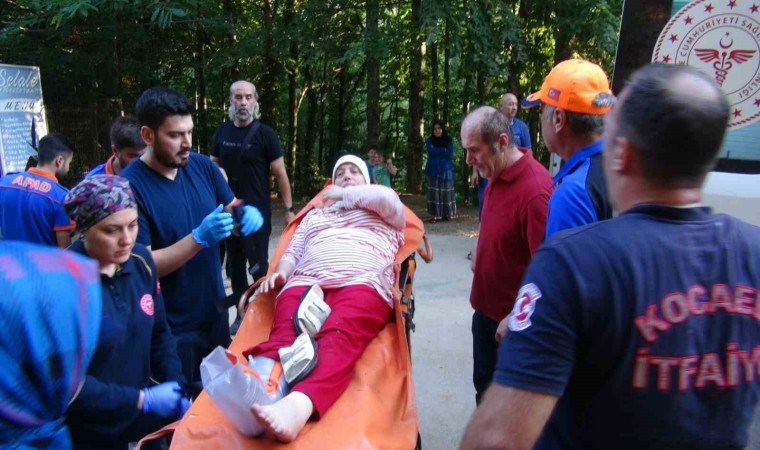 Doğa harikası şelaleyi görmek isterken düşen kadın kurtarıldı