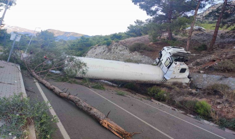 Doğalgaz yüklü tanker uçuruma yuvarlandı, sızıntı ihtimaline karşı önlem alındı