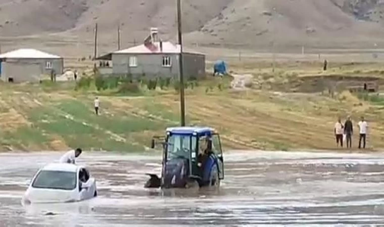 Doğubayazıt’ta sel; Türkiye- İran kara yolunda ulaşım tek şeritten sağlanıyor