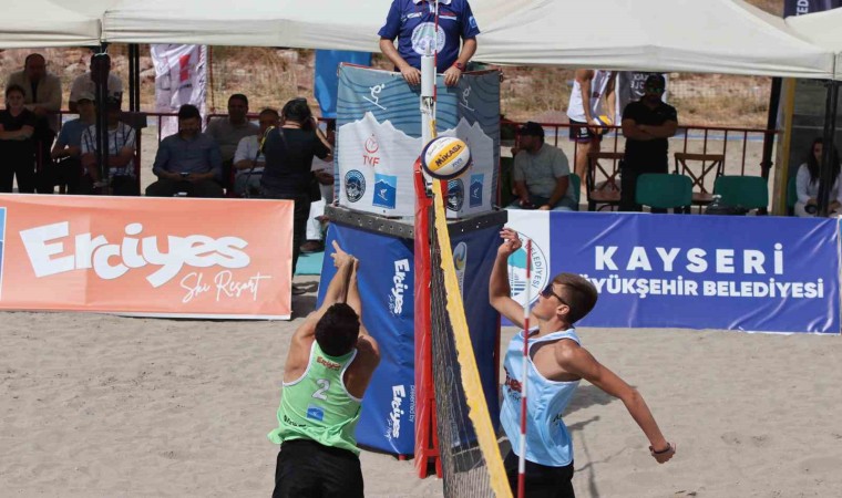 Dünyanın en yüksek plajında voleybol turnuvası başladı